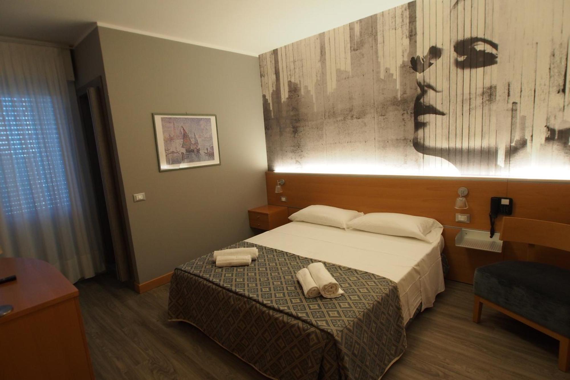 Hotel Bella Venezia Mare 利尼亚诺萨比亚多罗 外观 照片