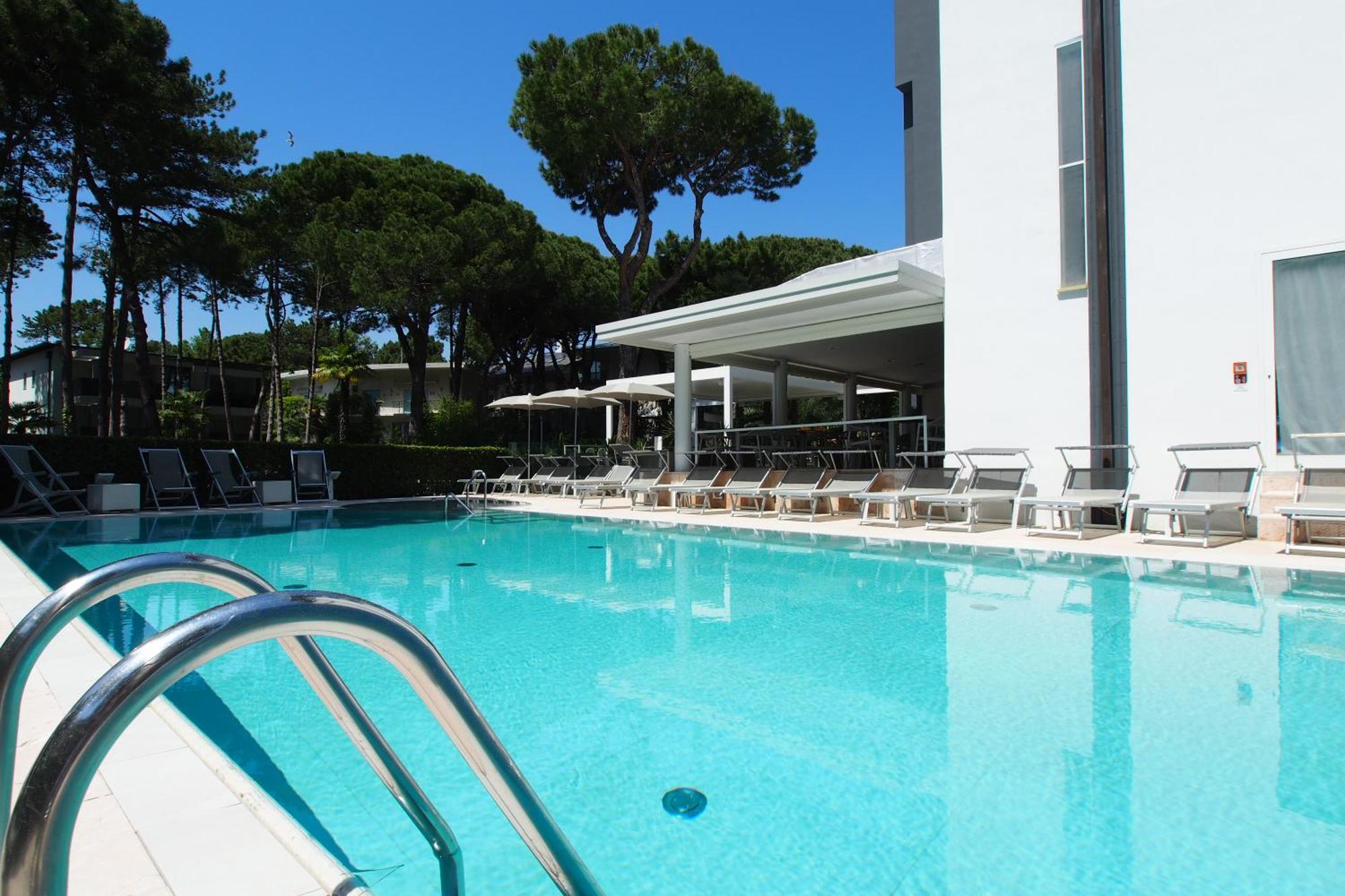 Hotel Bella Venezia Mare 利尼亚诺萨比亚多罗 外观 照片
