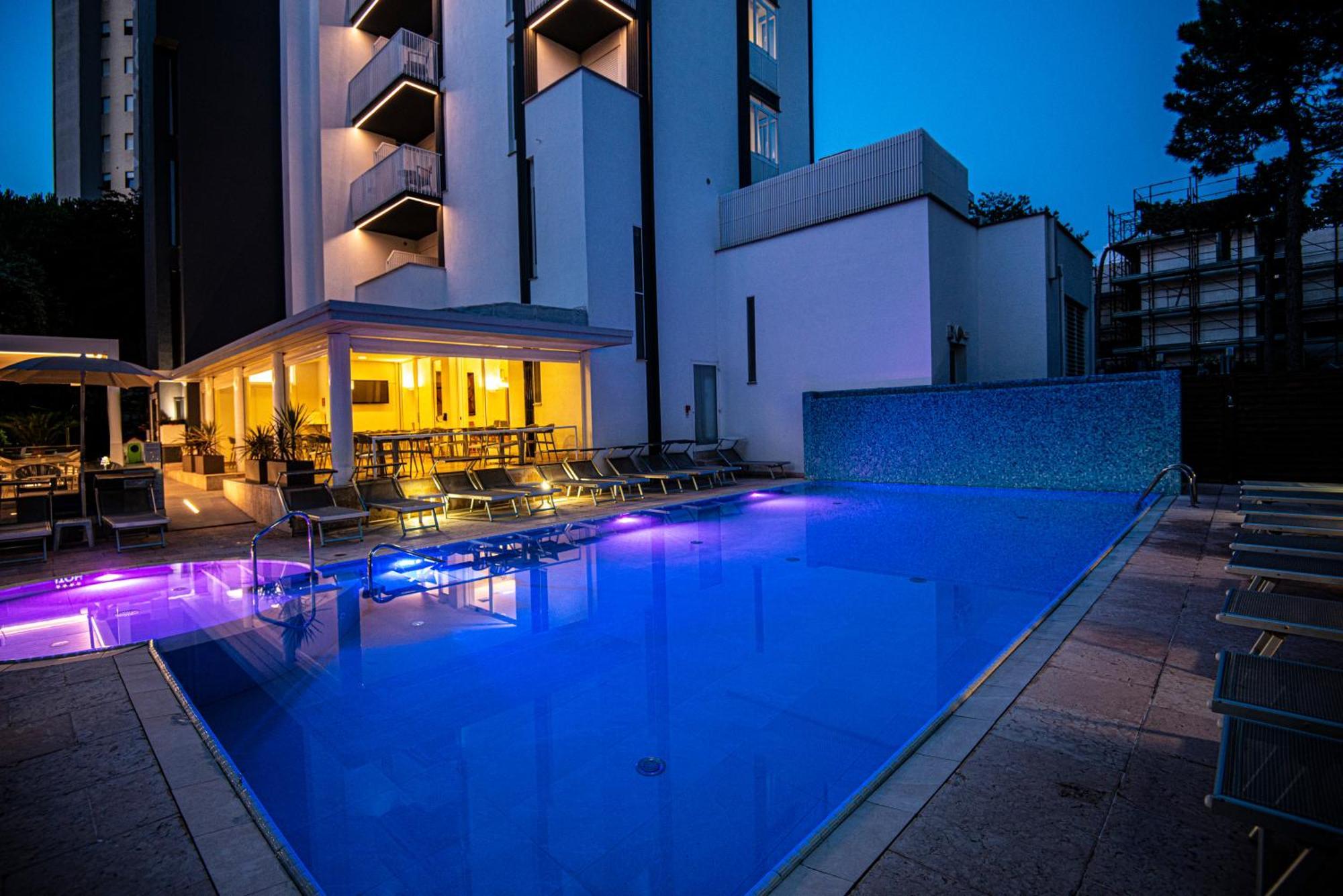 Hotel Bella Venezia Mare 利尼亚诺萨比亚多罗 外观 照片