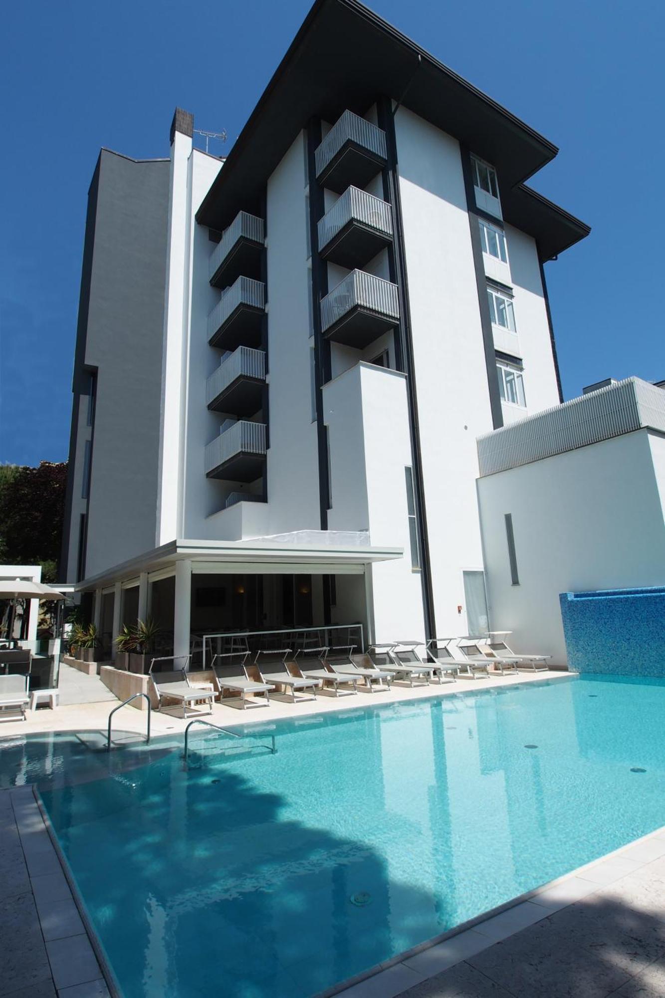 Hotel Bella Venezia Mare 利尼亚诺萨比亚多罗 外观 照片