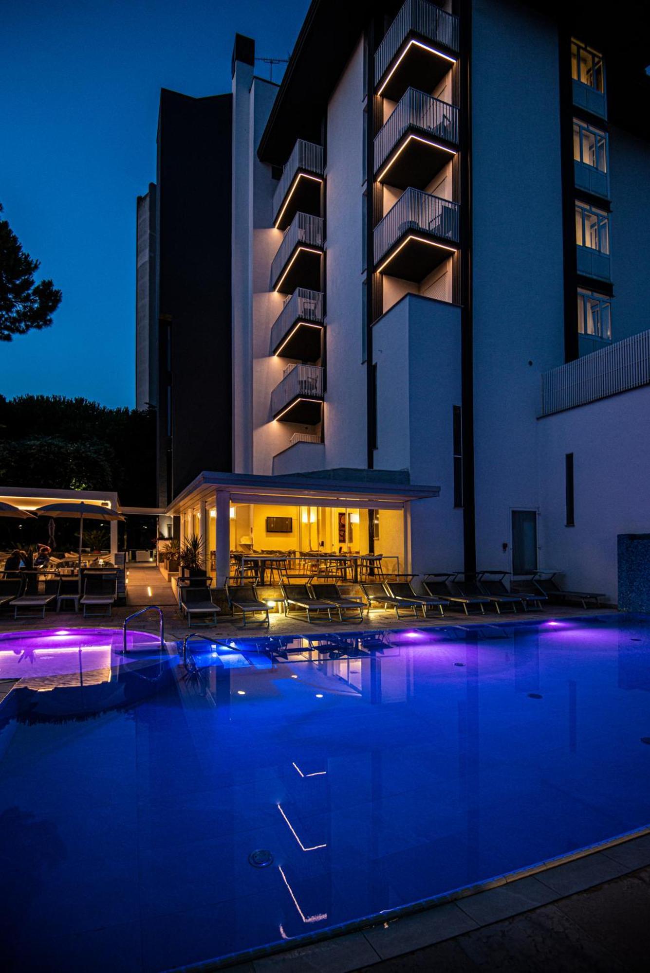 Hotel Bella Venezia Mare 利尼亚诺萨比亚多罗 外观 照片