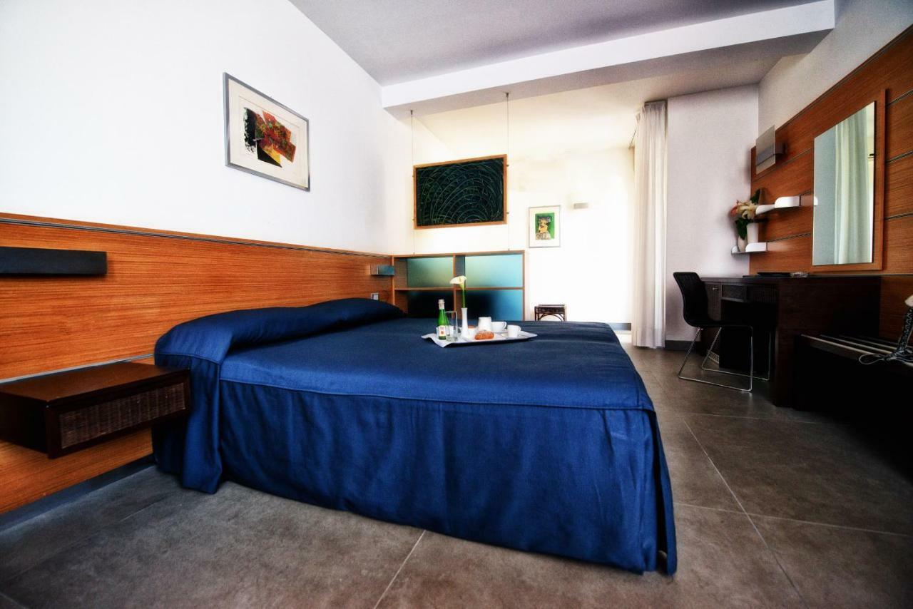 Hotel Bella Venezia Mare 利尼亚诺萨比亚多罗 外观 照片